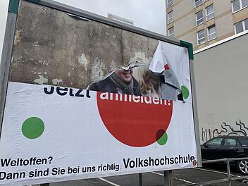 Zerfetzt: eine Plakatwand in der Hindenburgstraße in Coburg.Foto: Oliver Schmidt