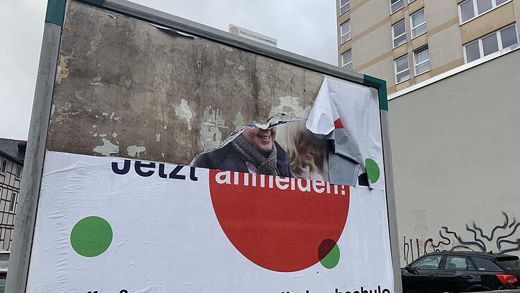 Zerfetzt: eine Plakatwand in der Hindenburgstraße in Coburg.Foto: Oliver Schmidt