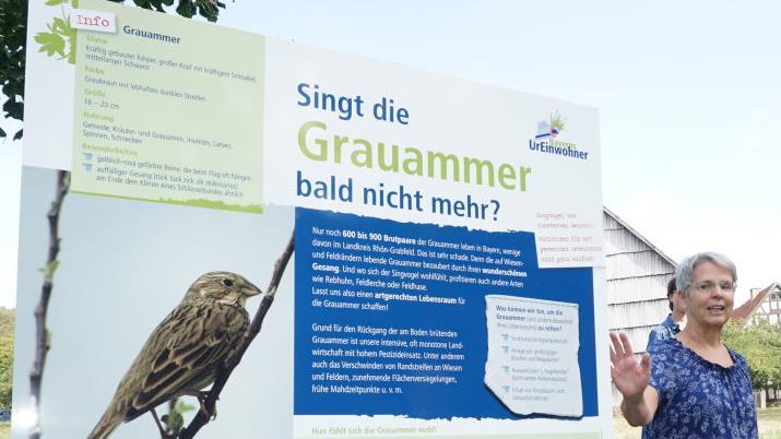 Susanne Wüst (Geschäftsführung Landschaftspflegeverband  Rhön-Grabfeld) erläutert die Besonderheiten der Grauammer. Foto: Marion Eckert