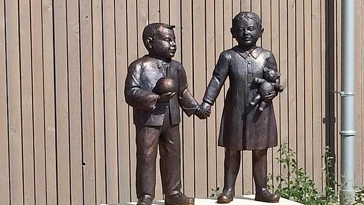 Die Bronzeskulptur steht am Kindergarten in Thulba. Foto. Heike Metz