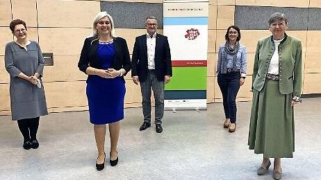 Im Bild (von links ) Cornelia Thron (Caritasverband f&uuml;r den Landkreis Kronach), Melanie Huml MdL (Staatsministerin f&uuml;r Europaangelegenheiten und Internationales), Franz Sedlak (Diakonisches Werk &ndash; Stadtmission Bayreuth), Karin McWatt (Quartiermanagerin &bdquo;Lebendiges Wiesenttal&ldquo;), Heidrun Piwernetz (Regierungspr&auml;sidentin von Oberfranken)