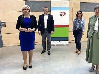 Im Bild (von links ) Cornelia Thron (Caritasverband für den Landkreis Kronach), Melanie Huml MdL (Staatsministerin für Europaangelegenheiten und Internationales), Franz Sedlak (Diakonisches Werk – Stadtmission Bayreuth), Karin McWatt (Quartiermanagerin „Lebendiges Wiesenttal“), Heidrun Piwernetz (Regierungspräsidentin von Oberfranken)