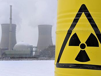 Ein Metallfass mit Atom-Gefahrenkennzeichung vor dem Atomkraftwerk Grafenrheinfeld.
