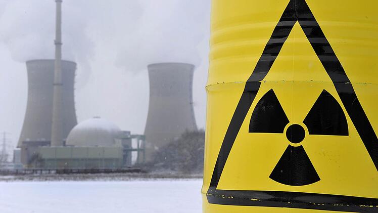 Ein Metallfass mit Atom-Gefahrenkennzeichung vor dem Atomkraftwerk Grafenrheinfeld.