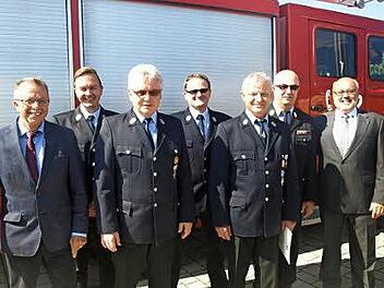 Stellvertretender Landrat Emil Müller (links) sowie Kreisbrandinspektor Ronald Geis und Bürgermeister Franz Kuhn (beide rechts) würdigten beim Gemeindefeuerwehrtag - weiter von links - Frank Herbst, Dieter Werner, Alexander Herrlein und Walter Werner für 25- bzw. 40 Jahre aktive Dienstzeit.  Foto: Geiger