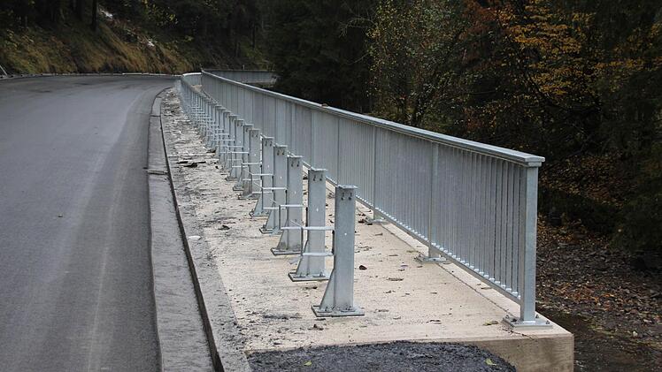 An der mittleren Stützmauer werden noch Leitplanken gesetzt.  Foto: Friedwald Schedel