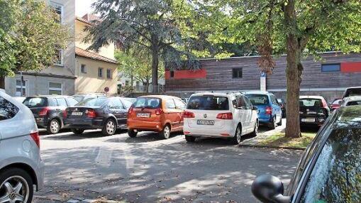 Der Gemüsemarkt ist ein wichtiger Parkplatz für die Anwohner. Die Stadtplaner hätten ihn allerdings gern autofrei. Foto: CT-Archiv