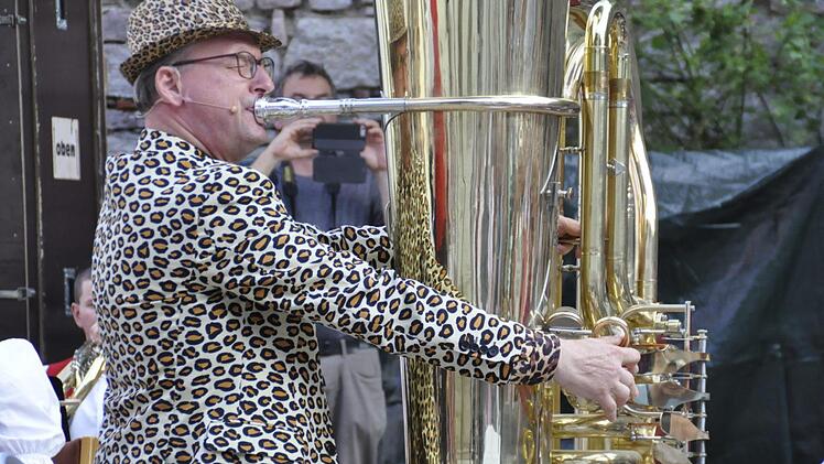 Jörg Wachsmuth ist ein Virtuose auf der Tuba. Auf der Riesentuba hält er gar einen besonderen Weltrekord. Das Instrument ist 50 Kilo schwer, 2,10 Meter hoch, hat 20 Meter Rohr und ist sie doppelt so groß wie eine normale B-Tuba.Peter Klopf