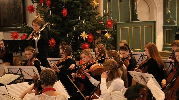 Das Concertino für Posaune (Julian Heinz) und Orchester eröffnete das Adventskonzert des Marktgraf-Georg-Friedrich-Gymnasiums. Foto: Klaus Klaschka