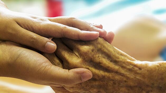 Die gesetzliche Pflegeversicherung deckt meist nicht alle Kosten. Stiftung Warentest hat Pflegeversicherungen auf den Pr&uuml;fstand gestellt. Bild; Pixabay/truthseeker08