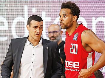 In der kommenden Saison nicht mehr bei Brose Bamberg. Trainer Roel Moors (links) und Kapitän Elias Harris.  Fotos: Daniel Löb