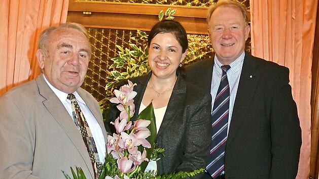 Die heutige Bürgermeisterin Angela Hofmann übernahm vor zehn Jahren, im Jahr 2011, den Vorsitz im CSU-Ortsverband Kronach von Heinz Hausmann (links), der die Kronacher CSU fast 40 Jahre führte. Es dankte und gratulierte MdB Hans Michelbach.