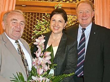 Die heutige B&uuml;rgermeisterin Angela Hofmann &uuml;bernahm vor zehn Jahren, im Jahr 2011, den Vorsitz im CSU-Ortsverband Kronach von Heinz Hausmann (links), der die Kronacher CSU fast 40 Jahre f&uuml;hrte. Es dankte und gratulierte MdB Hans Michelbach.