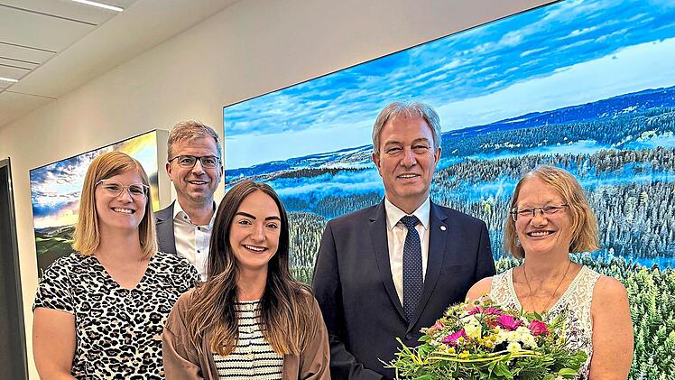 Heidi Barnickel wurde nach 36 Jahren T&auml;tigkeit am Landratsamt in den Ruhestand verabschiedet. Mit im Bild (von links) Personalratsvorsitzende Natalie H&uuml;bschmann, Abteilungsleiter Markus Wich, Nina Wich von der Personalverwaltung und Landrat Klaus ...