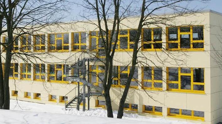 Für den Schulkomplex in Teuschnitz müssen neue Nutzungsmöglichkeiten überlegt werden.  Foto: Archiv