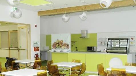 Auf Initiative der Schülersprecher von Mittel- und Realschule entstand im Mensa-Gebäude auch ein Schülercafé, das mit seinem Lounge-Charakter im Retro-Stil bei den Jugendlichen sicher gut ankommen wird.