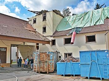Die abgebrannte Dorfmühle heute: Im Hof liegt ein Schlauch der Feuerwehr, weil immer wieder kleinere Brandnester gelöscht werden müssen.Fotos: Hanns Friedrich