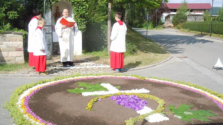 Unterpreppach vor der Wegkapelle am westlichen Ortseingang.
