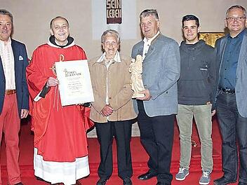 Von links: Kirchenpfleger Günther Goller, Pater Godfryd, Gunda Thierauf sowie die Kirchenverwaltungsmitglieder Eckhard Schrepfer, Philipp Schuster und Elmar Hildner. Foto: Stephan Melzer
