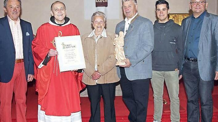 Von links: Kirchenpfleger Günther Goller, Pater Godfryd, Gunda Thierauf sowie die Kirchenverwaltungsmitglieder Eckhard Schrepfer, Philipp Schuster und Elmar Hildner. Foto: Stephan Melzer