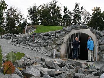 Heinz Kliesch (links) und Rainhard Holhut am Zugang zum Stollen des Besucher-Bergwerks. Fotos: Matthias Beetz