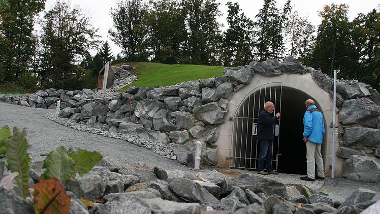 Heinz Kliesch (links) und Rainhard Holhut am Zugang zum Stollen des Besucher-Bergwerks. Fotos: Matthias Beetz