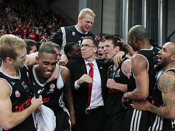 Ausnahmezustand in der Frankenhölle: Durch einen Dreier von Casey Jacobsen 2,8 Sekunden vor dem Ende bezwangen die Brose Baskets am 1. November 2013 Efes Istanbul mit 88:86. Auch in der neuen Saison wollen die Bamberger ihre Fans wieder mit dem einen oder anderen Paukenschlag verzücken. Foto: sportpress