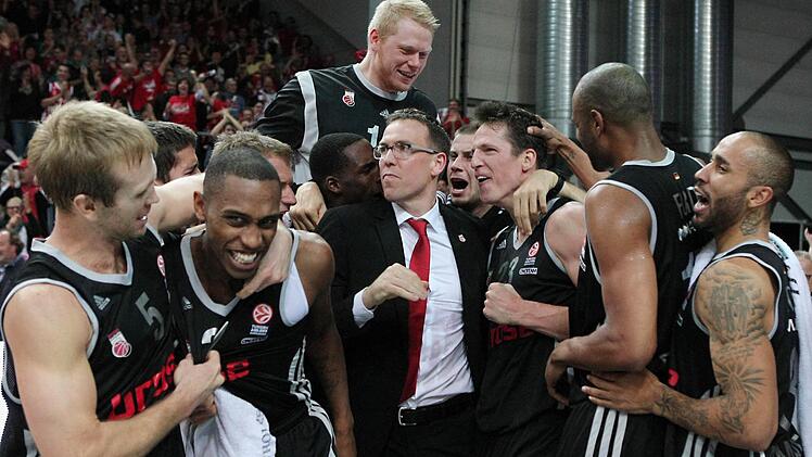 Ausnahmezustand in der Frankenhölle: Durch einen Dreier von Casey Jacobsen 2,8 Sekunden vor dem Ende bezwangen die Brose Baskets am 1. November 2013 Efes Istanbul mit 88:86. Auch in der neuen Saison wollen die Bamberger ihre Fans wieder mit dem einen oder anderen Paukenschlag verzücken. Foto: sportpress