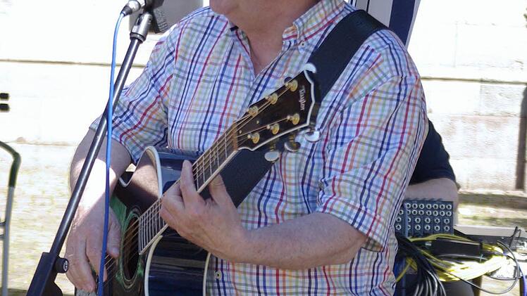 Rolf Zuckowski auf dem Hammelburger Marktplatz 2016. Foto: Winfried Ehling