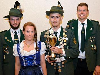 Neuer Schützenkönig des Schützenvereins "Hubertus" Zahlbach e.V. ist Sebastian Keßler (Mmitte). Ihm zur Seite stehen Felix Purretat als 1. Ritter (links) und Alexander Zeiniger als 2. Ritter sowie Schützenliesel Anna Sophia Lang.  Foto: Peter Rauch