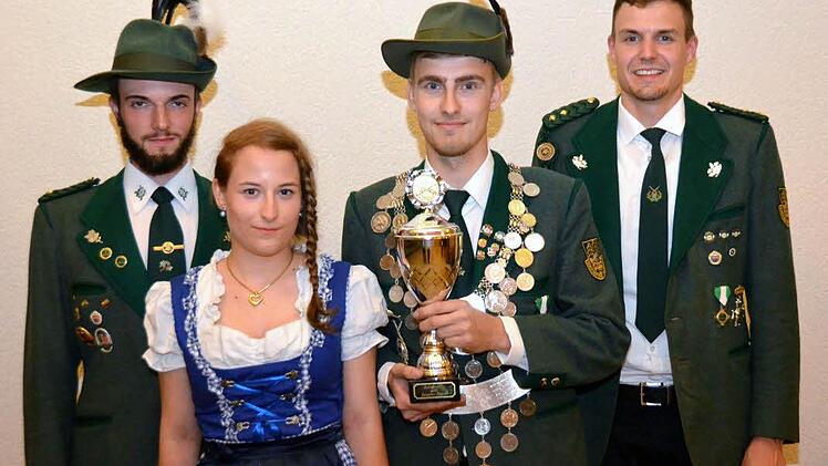 Neuer Schützenkönig des Schützenvereins "Hubertus" Zahlbach e.V. ist Sebastian Keßler (Mmitte). Ihm zur Seite stehen Felix Purretat als 1. Ritter (links) und Alexander Zeiniger als 2. Ritter sowie Schützenliesel Anna Sophia Lang.  Foto: Peter Rauch
