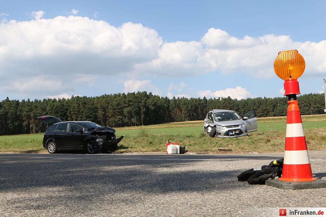 Beim Abbiegen Verkehr übersehen - Zwei Verletzte bei Zusammenstoß