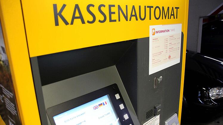 Das umstrittene Parkraumkonzept sieht vor, dass Kunden in Coburg vor allem die Parkhäuser nutzen sollen. Foto: Jochen Berger