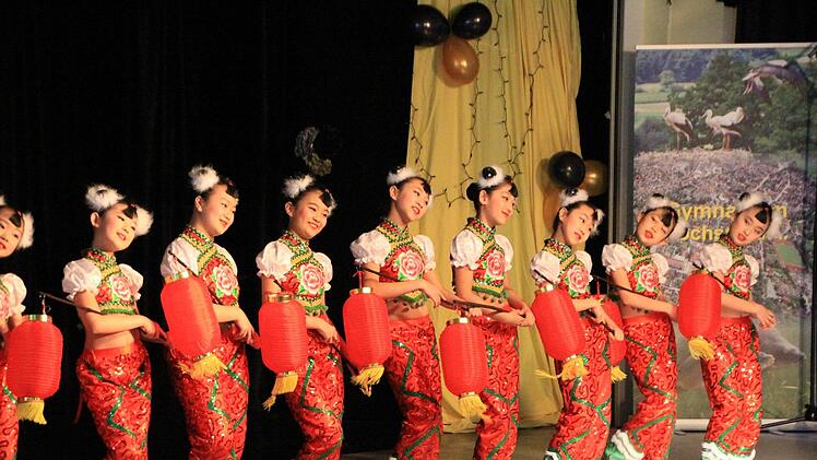 Junge chinesische Künstlerinnen gaben am Höchstadter Gymnasium einen Einblick in ihre Kultur.  Foto: Andreas Dorsch