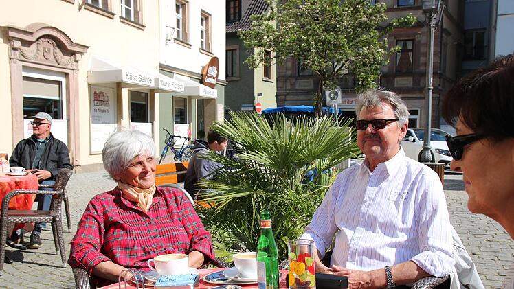 Auch das gehört zum Marktbesuch dazu: Christa Krotzenberger und Helmut Günther lassen sich ihren Cappuccino schmecken.Foto: Katrin Geyer