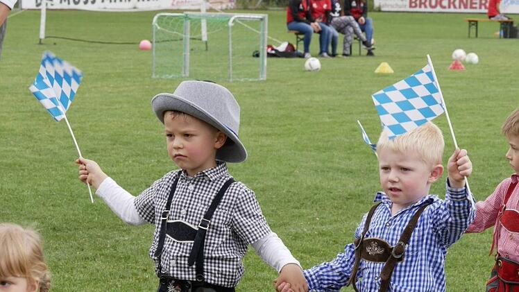 Einmarsch der kleinen und großen Dirndl- und Lederhosenkinder Foto: Manja von Nida