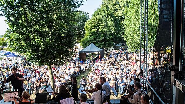 Riesigen Andrang fand das Open-Air-Konzert mit dem Orchester der Musikfreunde Neustadt im Freibad Bademehr.Foto: Jochen Berger