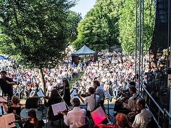 Riesigen Andrang fand das Open-Air-Konzert mit dem Orchester der Musikfreunde Neustadt im Freibad Bademehr.Foto: Jochen Berger