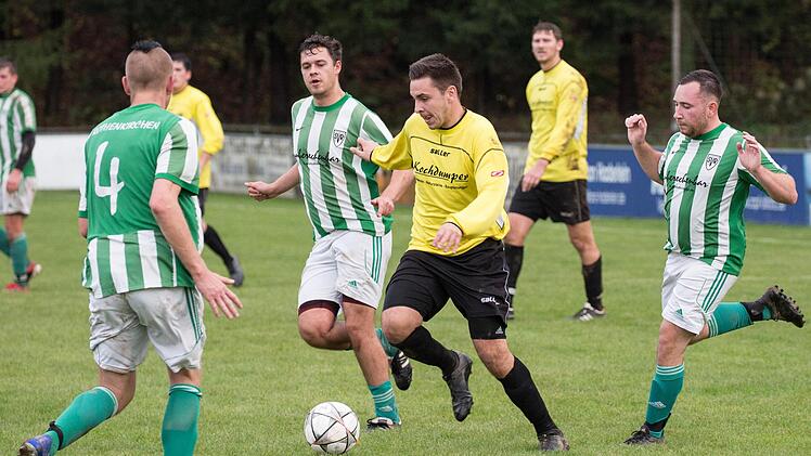 Steinwiesens Lucas Hollendonner (gelbes Trikot) sucht sich eine Weg durch die Rothenkirchener Abwehr.  Foto: Heinrich Weiß