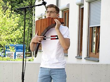 Eine Überraschung bereitete Maik Förner mit seiner Panflöte den Bewohnern des Caritas-Alten- und Pflegeheims St. Elisabeth in Wallenfels mit einem kleinen Straßenkonzert.  Foto: Susanne Deuerling