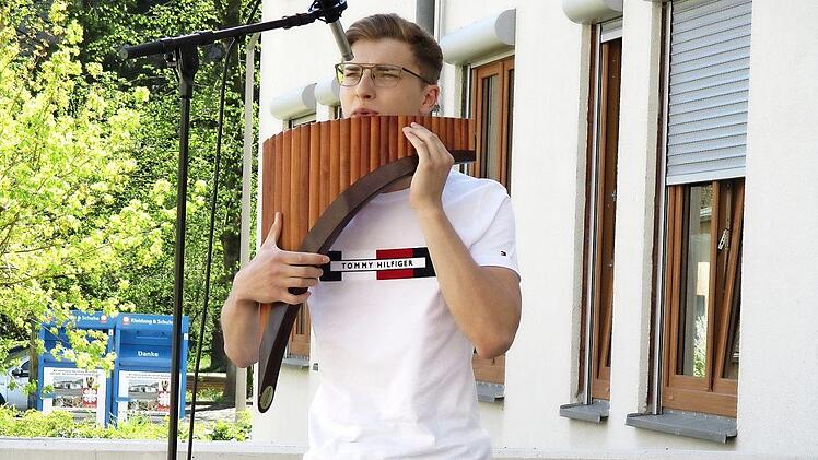 Eine Überraschung bereitete Maik Förner mit seiner Panflöte den Bewohnern des Caritas-Alten- und Pflegeheims St. Elisabeth in Wallenfels mit einem kleinen Straßenkonzert.  Foto: Susanne Deuerling