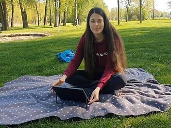 Die Studentin Esther Schardt lernt auch gerne am Flussbad in Lichtenfels für die Universität.  Foto: privat
