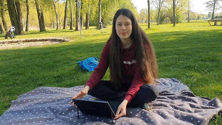 Die Studentin Esther Schardt lernt auch gerne am Flussbad in Lichtenfels für die Universität.  Foto: privat