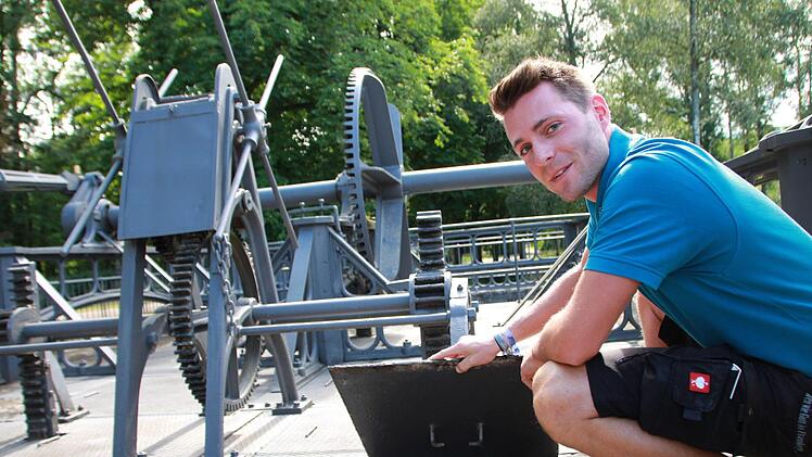 André Fuchs öffnet einen Schacht über dem Triebwerkskanal. Dort befinden sich das Schott und die 35 PS starke Turbine. Benedikt Borst