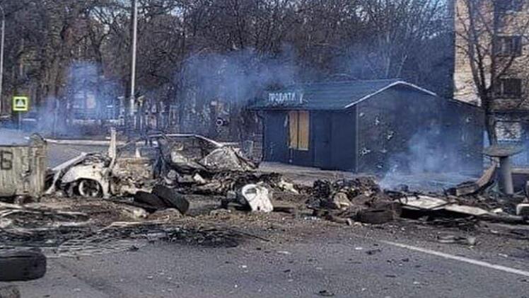 Straßensperren in Kiew, die in Brand gesetzt werden, sollen die Truppen aufhalten.