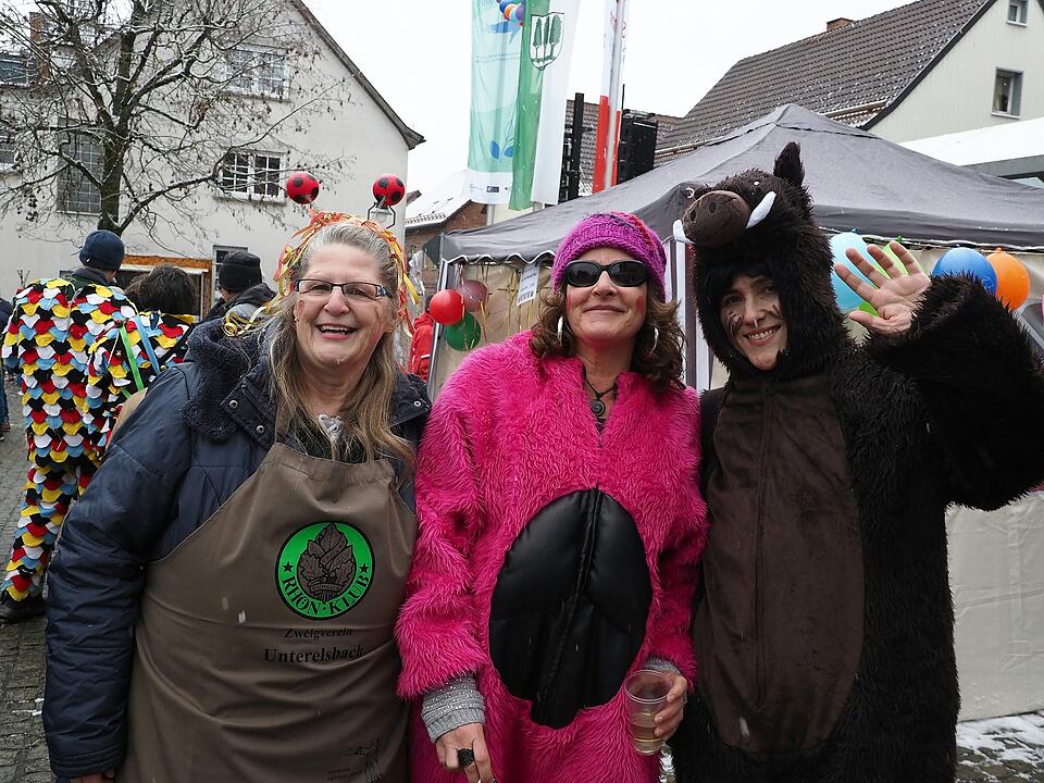 Tausende Besucher beim traditionellen Maskenumzug