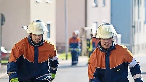 Mit Bravour erledigten die Jugendlichen der Garitzer Feuerwehr die Pr&uuml;fungsaufgaben.