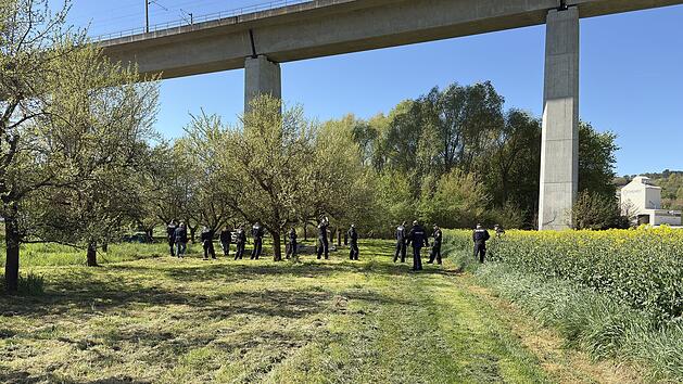 Nach Brand bei Dessous-Hersteller und Verdacht der Brandstiftung: Polizei sucht Brandort nach Spuren ab