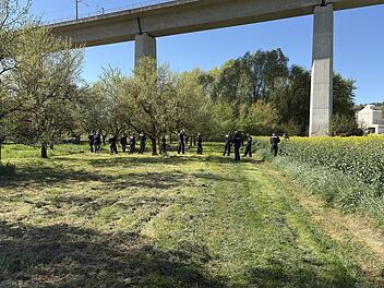 Nach Brand bei Dessous-Hersteller und Verdacht der Brandstiftung: Polizei sucht Brandort nach Spuren ab