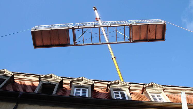 Der Balkon schwebt ein.